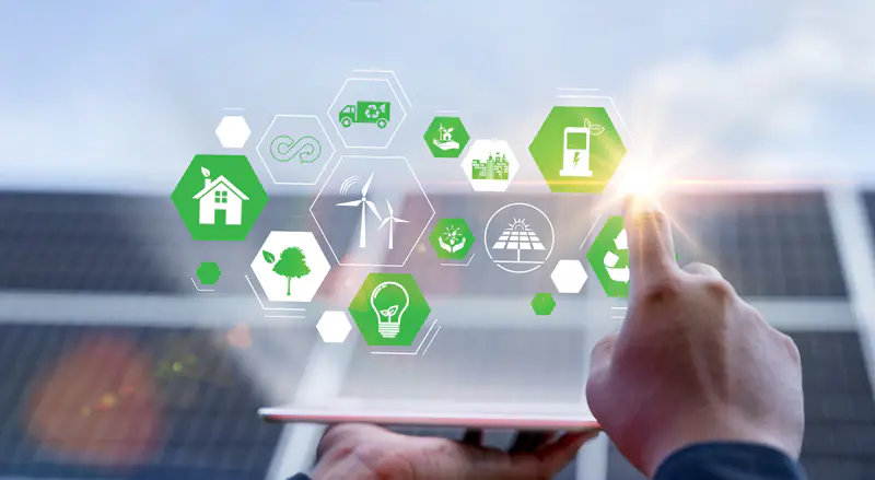 Hand berührt Symbole für erneuerbare Energien, Elektromobilität und nachhaltiges Wohnen